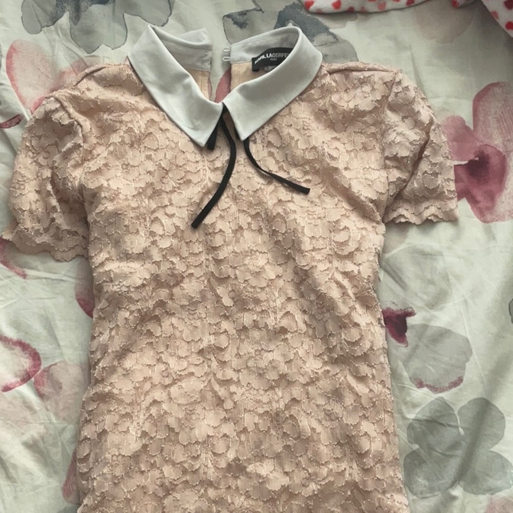 Women's Top with White Collar